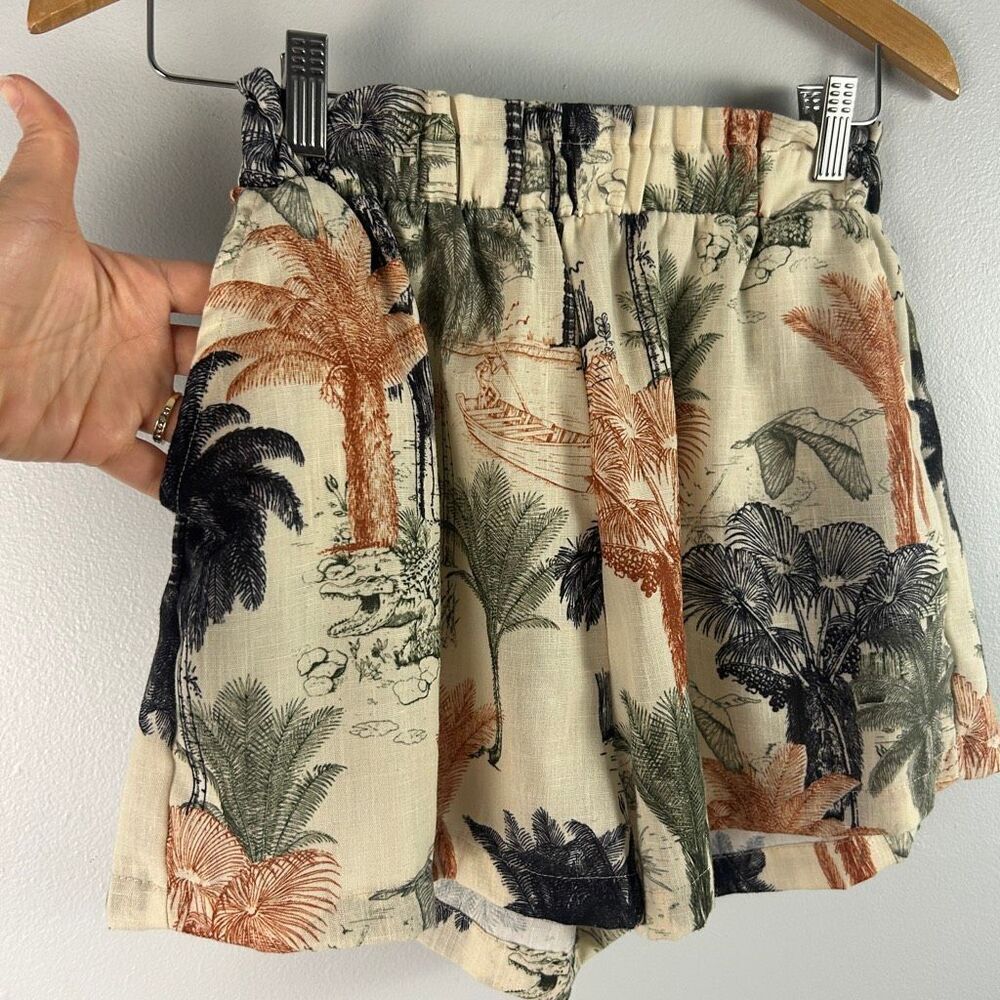 Off-Shoulder Floral Crop Top in Muted Palm Print Shorts Set - Picture 6 of 8